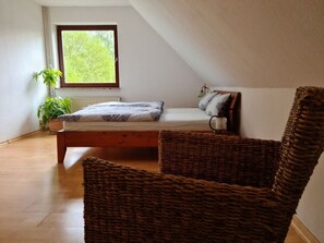 2 Schlafzimmer, individuell eingerichtet, Bügeleisen/Bügelbrett