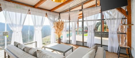 Smart TV, fireplace, table football, stereo