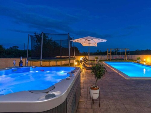 Holiday House Tina With Jacuzzi and Pool