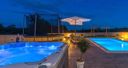 Holiday House Tina With Jacuzzi and Pool