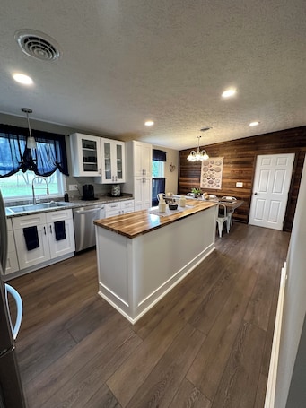 Fridge, microwave, oven, stovetop. Route 66 Rails to Trails home with Central AC and WIFI
