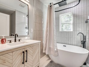 Towels, soap, shampoo, toilet paper - Charming 2-bedroom house in the Heart of Oklahoma City. (Oklahoma City)