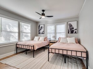 2 bedrooms, iron/ironing board, WiFi, bed sheets - Charming 2-bedroom house in the Heart of Oklahoma City. (Oklahoma City)