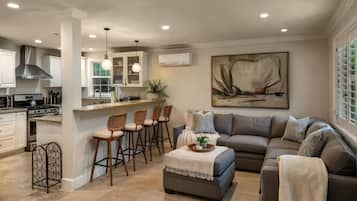 TV connectée, table de tennis de table, livres, écrans d'ordinateur