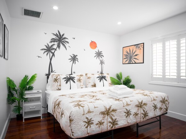 3 habitaciones, tabla de planchar con plancha y cuna de viaje 