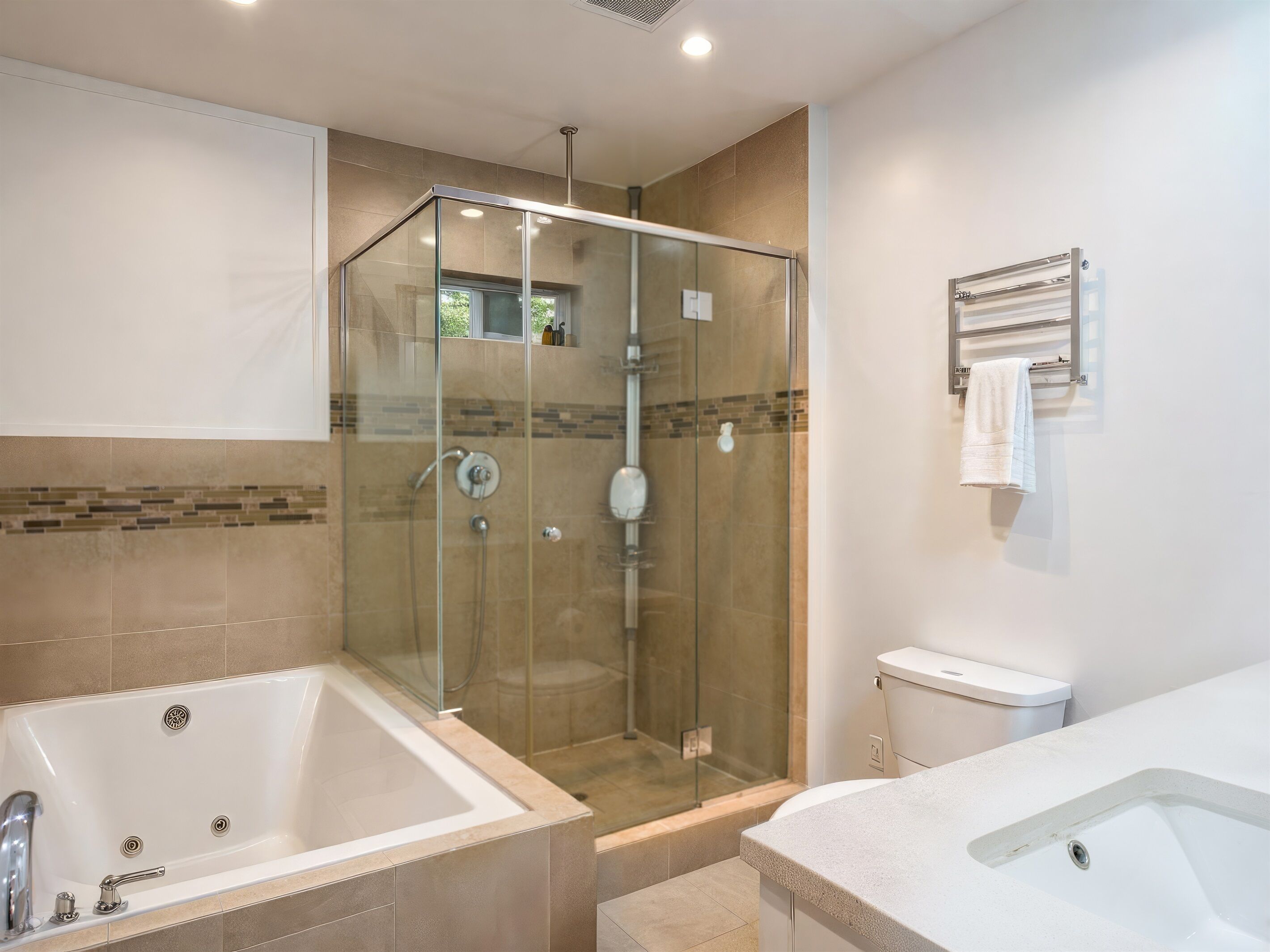 Een douche, een bubbelbad, een haardroger, handdoeken