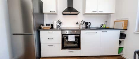 Fridge, oven, stovetop, dishwasher
