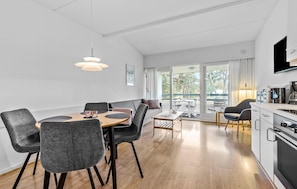 Kühlschrank, Mikrowelle, Herdplatte, Wasserkocher mit Kaffee-/Teezubehör