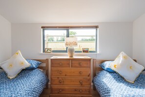 2 bedrooms, desk, iron/ironing board, WiFi