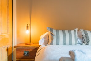 3 habitaciones, escritorio, tabla de planchar con plancha y wifi