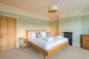 3 bedrooms, desk, iron/ironing board, WiFi