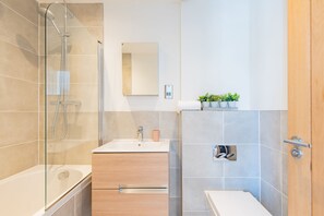 Douche, sèche-cheveux, serviettes fournies