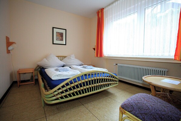 Shared Dormitory | Free WiFi, bed sheets - BOLA Kulturhostel (Bochum)