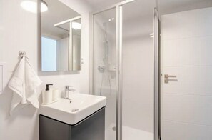 Sèche-cheveux, serviettes fournies, savon, papier toilette