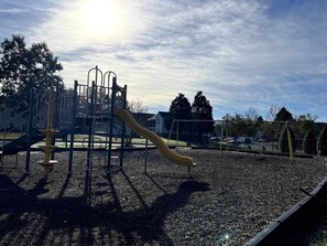 Un parque infantil con tobogán y estructuras para escalar.
