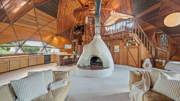 Smart TV, caminetto, libri