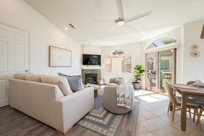 Smart TV, fireplace