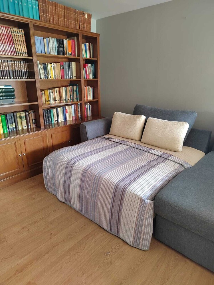 Private 2nd floor in nice and cozy Penthouse (Perfect for Executive