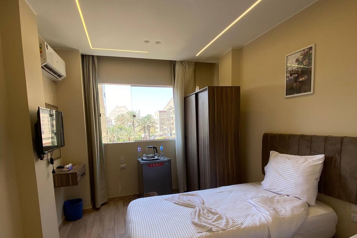 Deluxe Twin Room, Giza Pyramids View | エジプト綿のシーツ、高級寝具、ミニバー、デスク