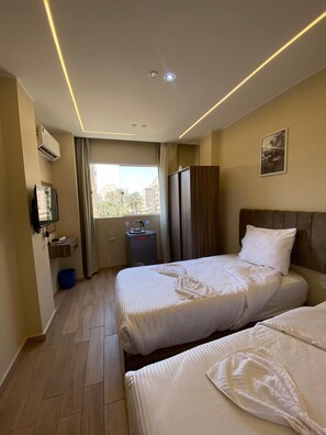 Deluxe Twin Room, Giza Pyramids View | 埃及棉床单、高档床上用品、迷你吧、特色装修
