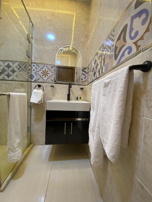 Shower, rainfall showerhead, designer toiletries, hair dryer - Night Pyramids Inn (Giza)