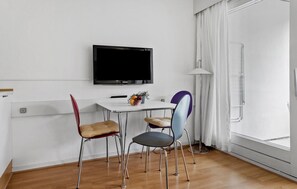 Dining - Cozy apartment in Nexø with WiFi (Nexø)