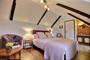 3 chambres, bureau, fer et planche à repasser, lit de bébé portatif