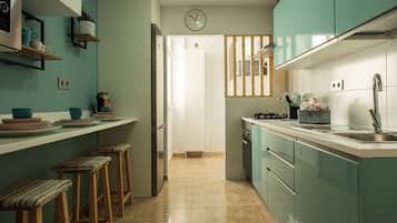 Een koelkast, een magnetron, een oven, een kookplaat