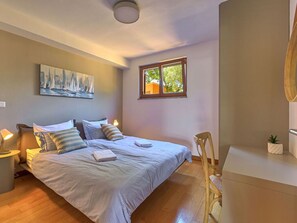 3 habitaciones, muebles diferentes y tabla de planchar con plancha