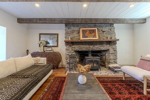 Téléviseur connecté, foyer, livres, chaîne audio