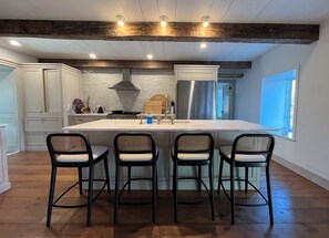 Four à micro-ondes, un four, surface de cuisson, lave-vaisselle