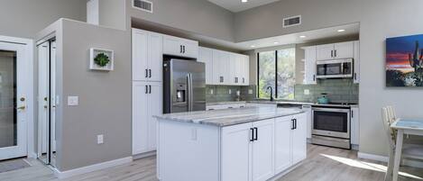 Refrigerador, microondas, horno y parrilla de estufa