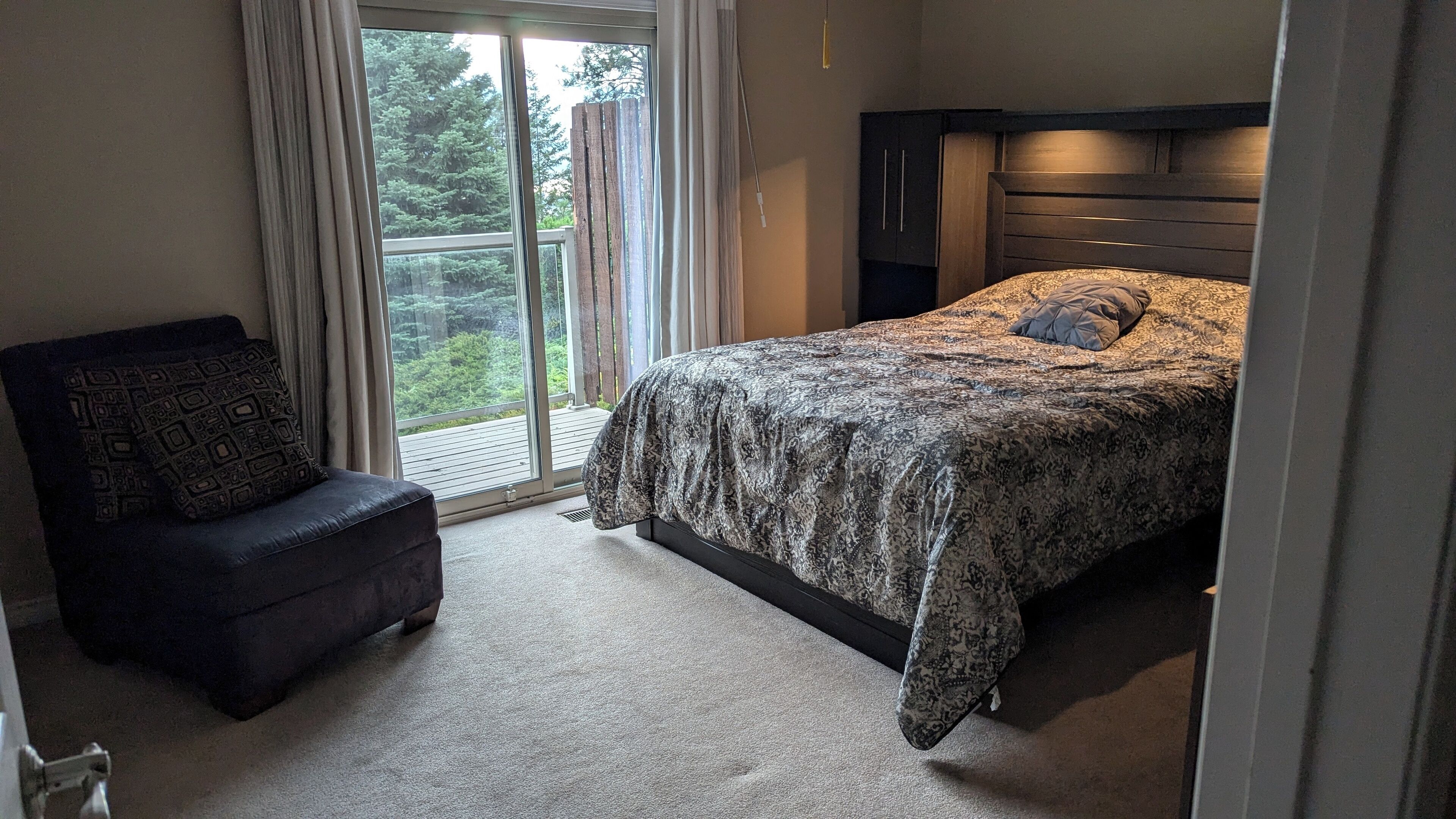 4 makuuhuonetta, työpöytä, silitysrauta/-lauta, vauvan matkasänky