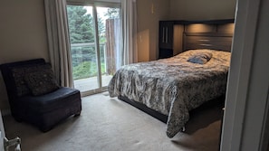 4 chambres, bureau, fer et planche à repasser, lit parapluie