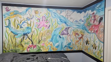 4 sovrum, skrivbord, strykjärn/strykbräda och resesäng