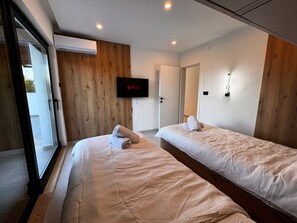 4 bedrooms, iron/ironing board, WiFi, bed sheets