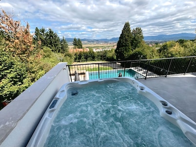 Villa Ajlin Luxury Oasis  Private Pool, Jacuzzi & Total Privacy & City View