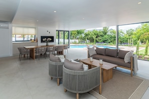 Interior - Totally new 4-bedroom villa with AC, pool and WiFi in brilliant Franschhoek (Franschhoek)