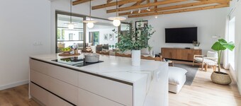 Totally new 4-bedroom villa with AC, pool and WiFi in brilliant Franschhoek