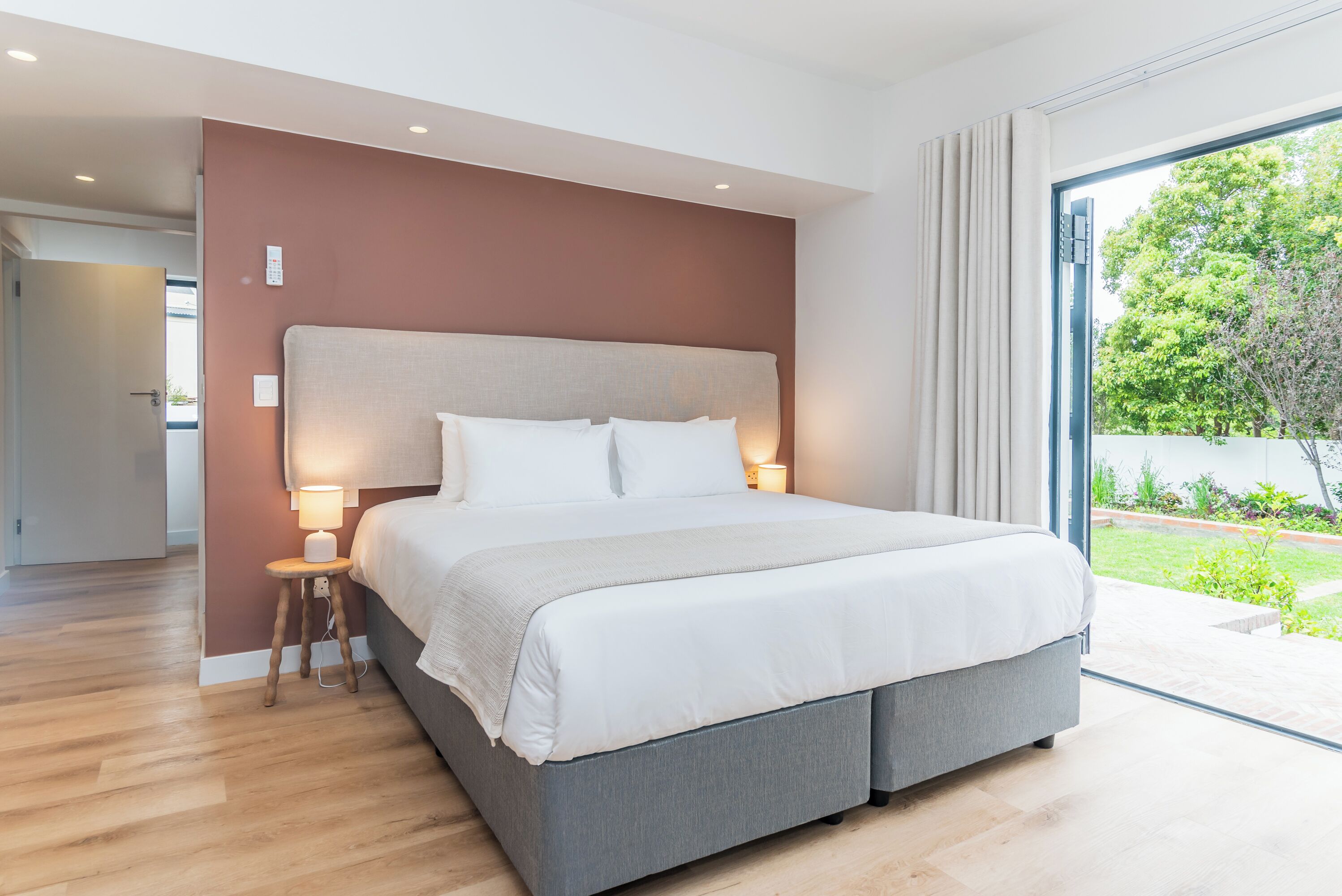 4 slaapkamers, een strijkplank/strijkijzer, reisbedje, gratis wifi