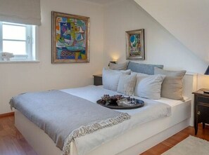 3 habitaciones, muebles diferentes y tabla de planchar con plancha 