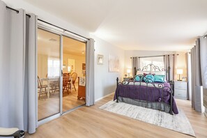 3 soverom, skrivebord, strykejern/-brett og reiseseng for barn