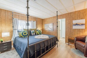 3 bedrooms, desk, iron/ironing board, travel crib