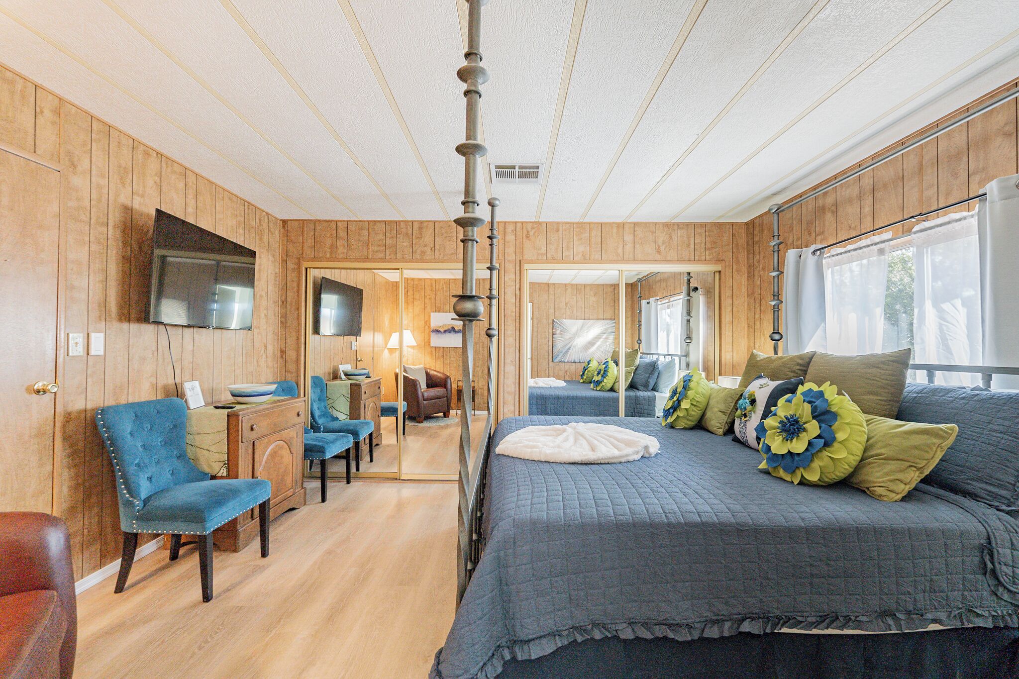 3 bedrooms, desk, iron/ironing board, travel cot