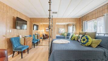 3 bedrooms, desk, iron/ironing board, travel cot