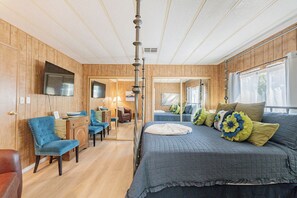 3 室のベッドルーム、デスク、アイロン / アイロン台、旅行用ベビーベッド