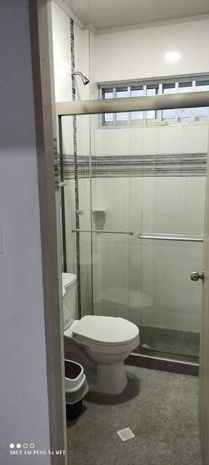 Comfort Apartment | Bathroom | Hair dryer, towels - Saphire Apartments (San Andrés)