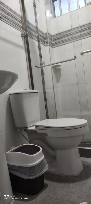A bathroom with a toilet, a bidet, and a trash bin. - Saphire Apartments (San Andrés)