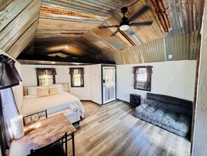 1 bedroom, free WiFi, bed sheets - Small Cozy studio cottage with private bathroom and kitchenette. Outside Town. (Stillwater)