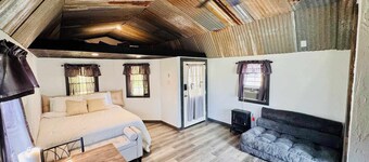 Cozy single room cottage with private bathroom and kitchenette. Perfect Getaway